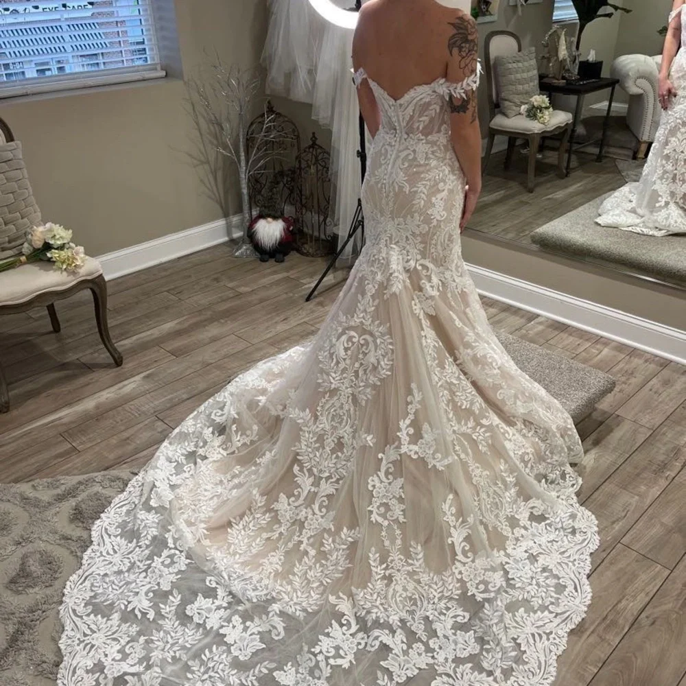 Elegant Lace Wedding Dress - Picture 4 of 5
